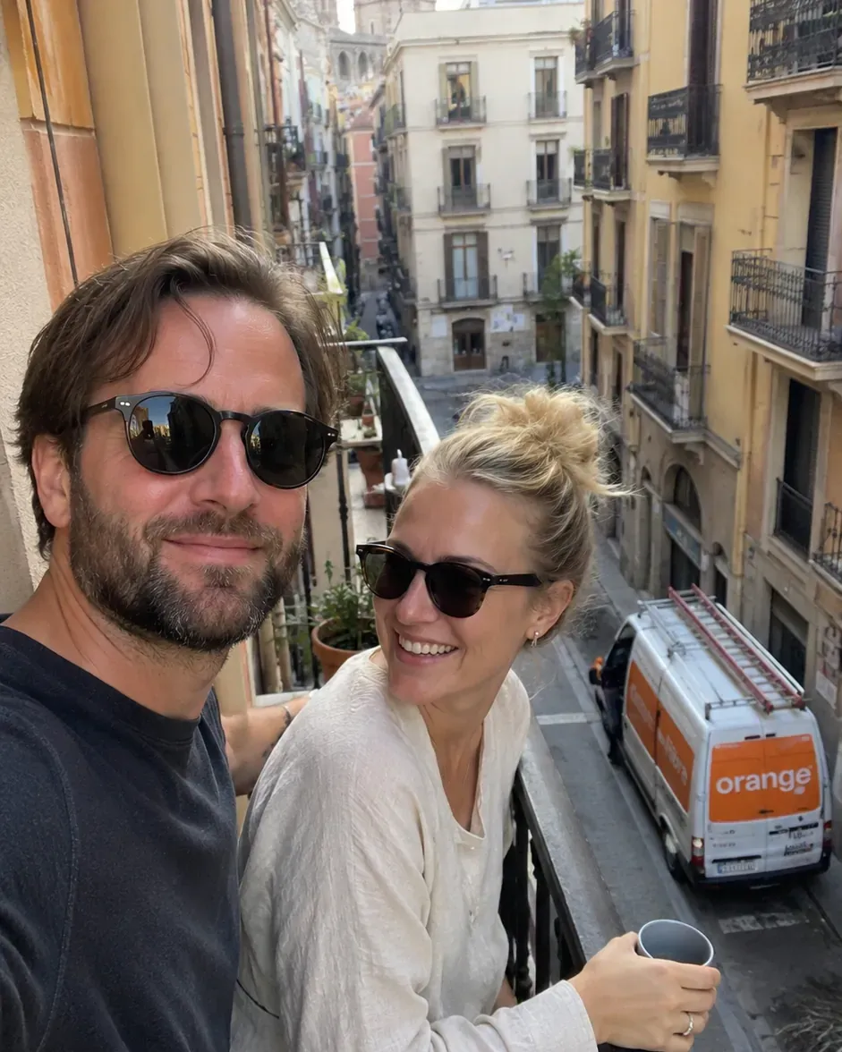 A couple comparing internet providers in Valencia with the city in the background