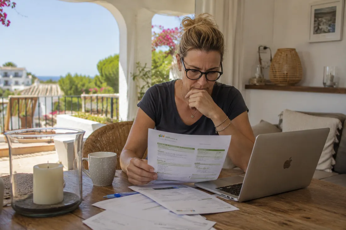 Documents for an electricity holder change in Spain