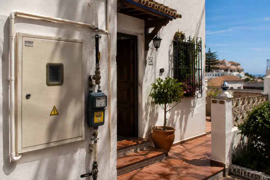 A Spanish home where electricity and piped gas options are being compared in English