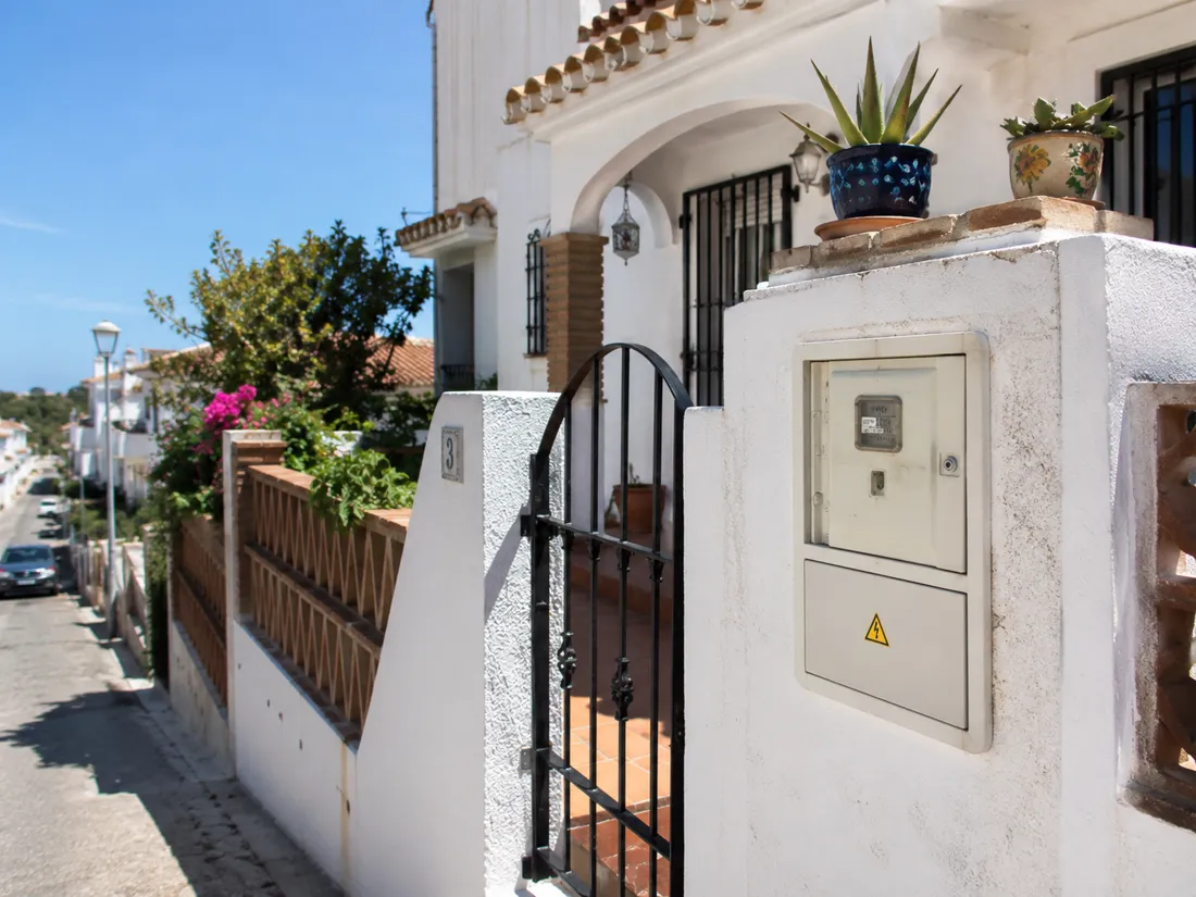 A green electricity setup in a Spanish home for an international resident comparing Octopus Energy