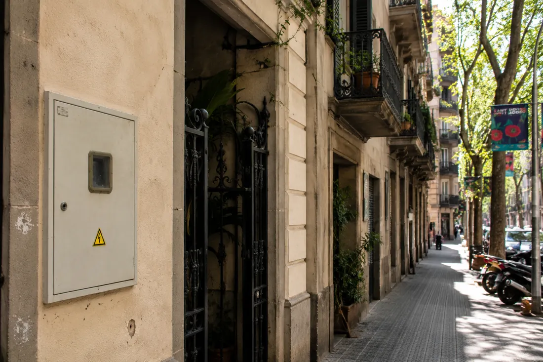 A driver comparing Repsol electricity and energy options for a Spanish home