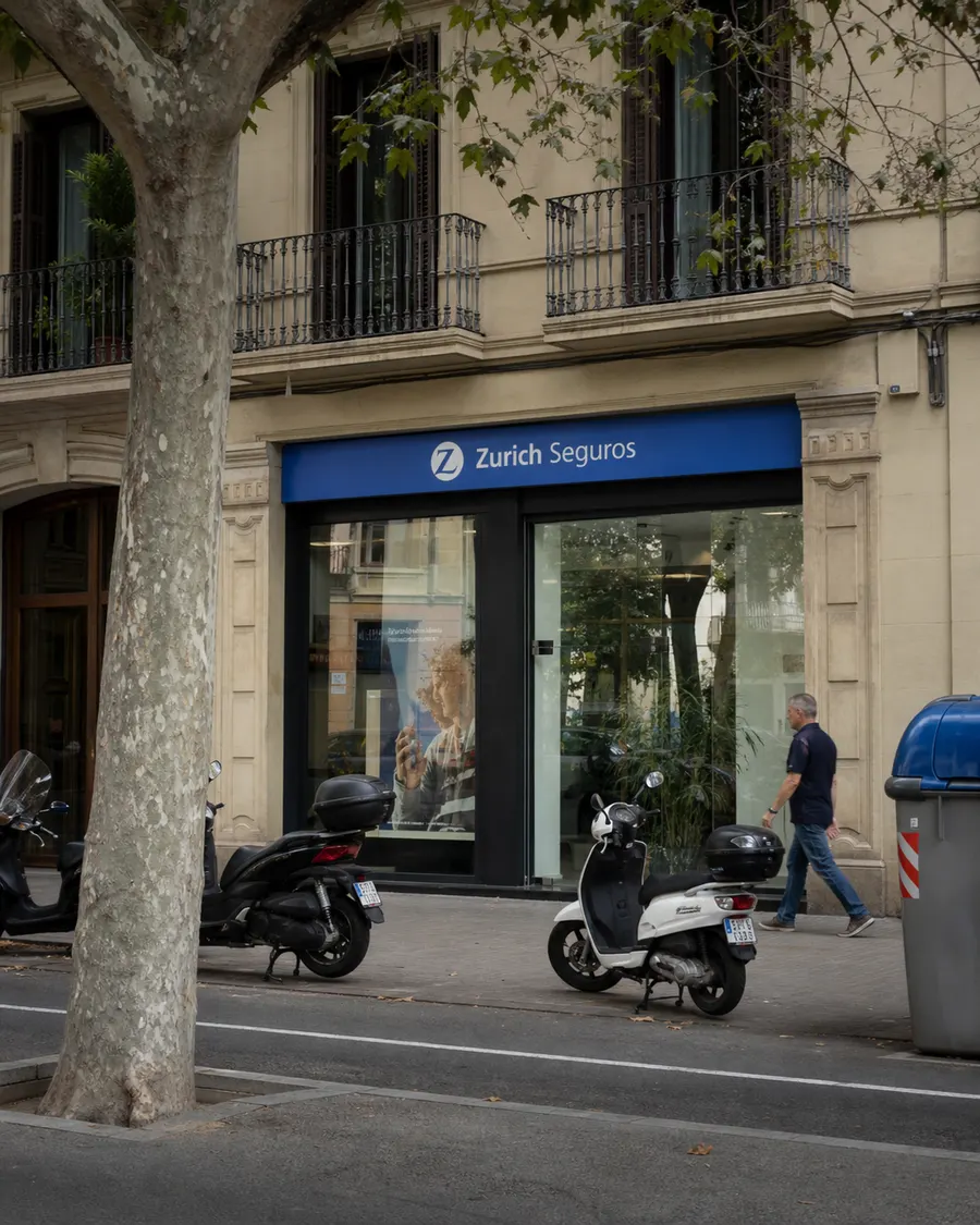 A Zurich Seguros branch on a Spanish street
